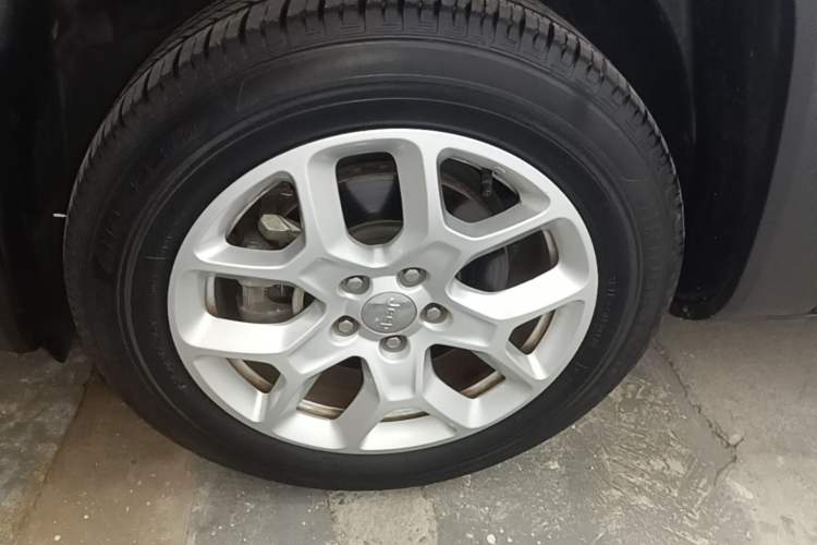 Used Jeep Renegade 2018 Connected Large Screen Version 180T Automatic Jingneng Version Left Front Wheel Hub