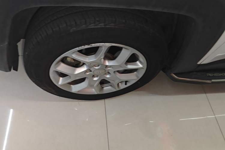 Used Jeep Renegade 2018 Connected Large Screen Version 180T Automatic High-Energy Edition Left Front Wheel Hub
