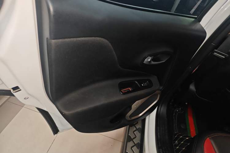 Used Jeep Renegade 2018 Connected Large Screen Version 180T Automatic High-Energy Edition Left Rear Door Interior