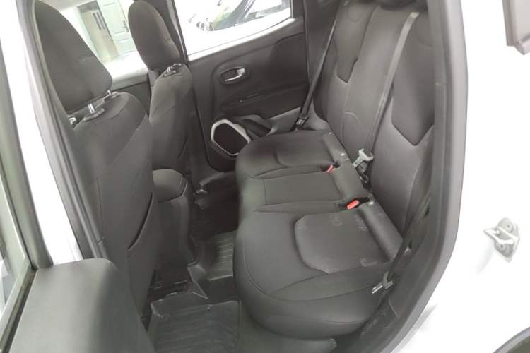 Used Jeep Renegade 2018 Connected Large Screen Version 180T Automatic High-Energy Edition Left Rear Seat