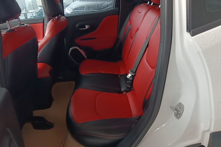 Used Jeep Renegade 2018 Connected Large Screen Version 180T Automatic Jingneng Version Left Rear Seat