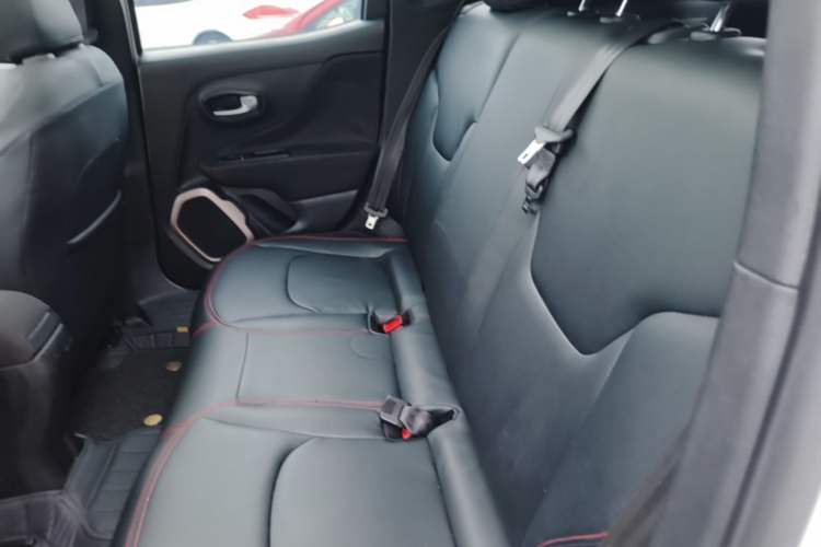 Used Jeep Renegade 2018 Connected Large Screen Version 180T Automatic High-Energy Edition Left Rear Seat