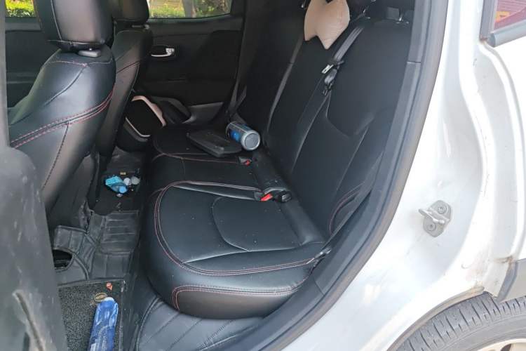 Used Jeep Renegade 2018 Connected Large Screen Version 180T Automatic High-Energy Edition Left Rear Seat