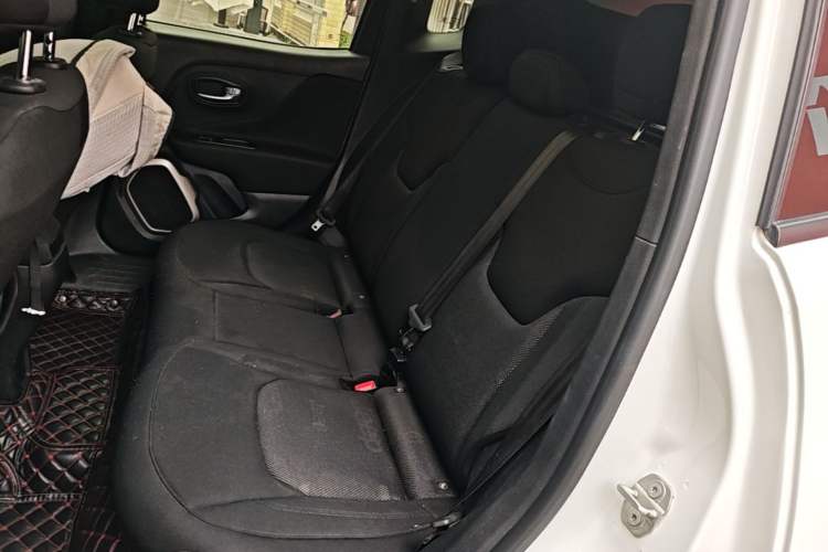 Used Jeep Renegade 2018 Connected Large Screen Version 180T Automatic High-Energy Edition Left Rear Seat