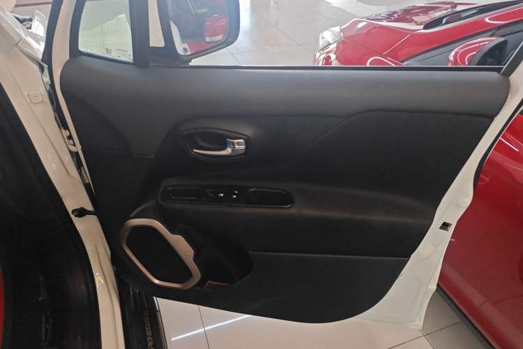 Used Jeep Renegade 2018 Connected Large Screen Version 180T Automatic High-Energy Edition Right Front Door Interior
