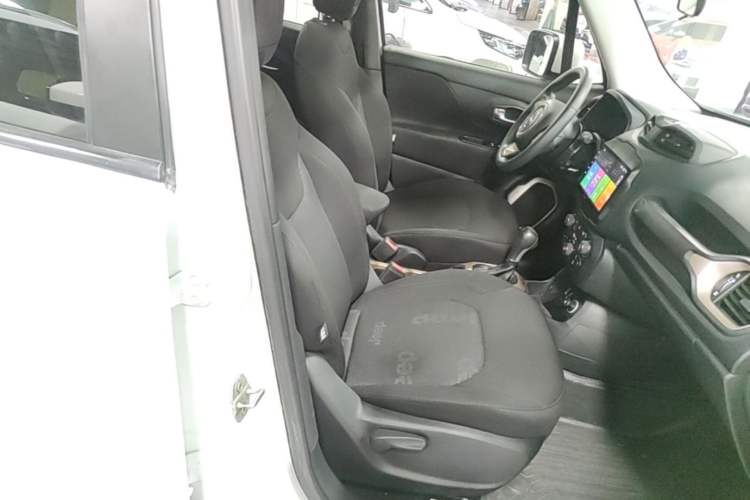 Used Jeep Renegade 2018 Connected Large Screen Version 180T Automatic High-Energy Edition Right Front Seat