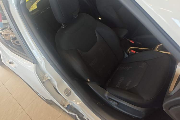 Used Jeep Renegade 2018 Connected Large Screen Version 180T Automatic High-Energy Edition Right Front Seat