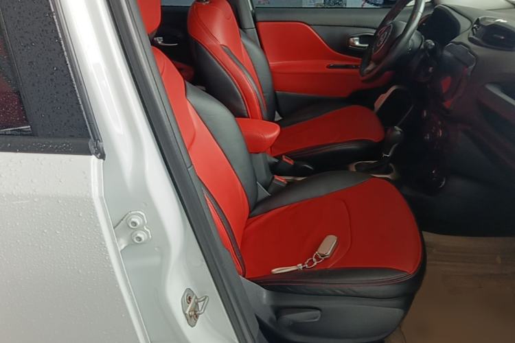 Used Jeep Renegade 2018 Connected Large Screen Version 180T Automatic Jingneng Version Right Front Seat