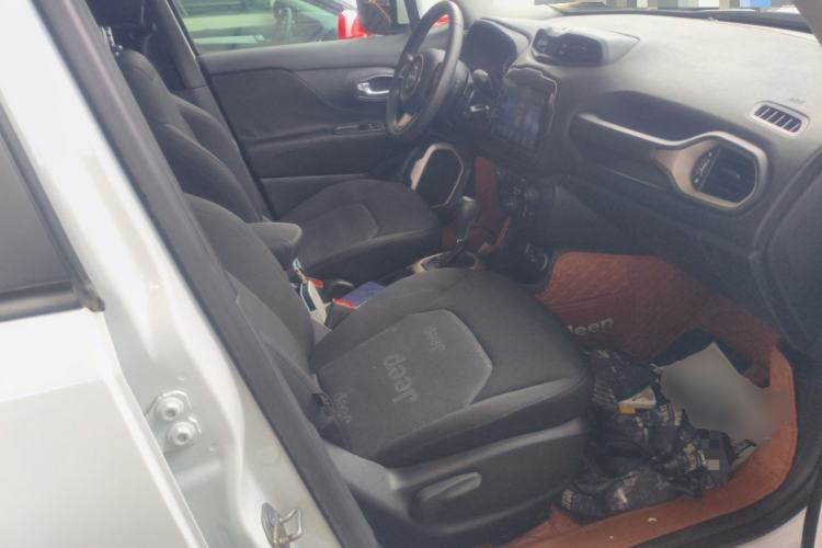 Used Jeep Renegade 2018 Connected Large Screen Version 180T Automatic High-Energy Edition Right Front Seat