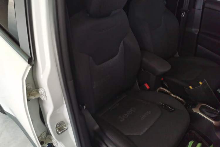 Used Jeep Renegade 2018 Connected Large Screen Version 180T Automatic High-Energy Edition Right Front Seat
