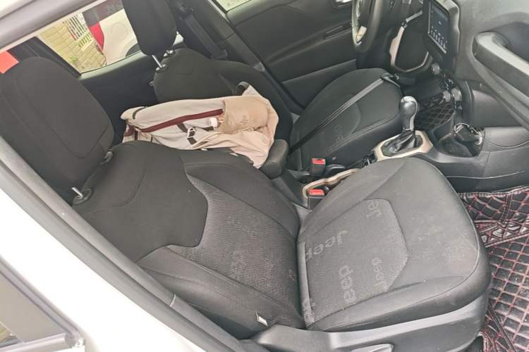 Used Jeep Renegade 2018 Connected Large Screen Version 180T Automatic High-Energy Edition Right Front Seat