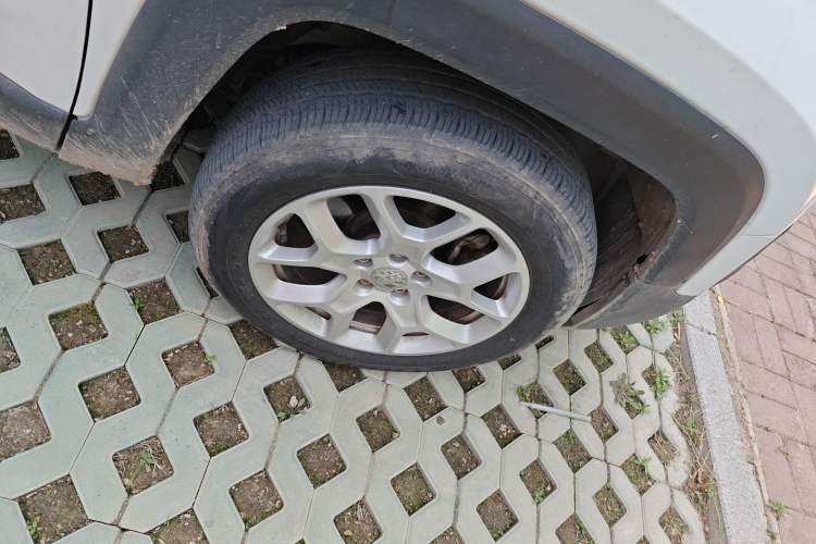 Used Jeep Renegade 2018 Connected Large Screen Version 180T Automatic High-Energy Edition Right Front Wheel Hub