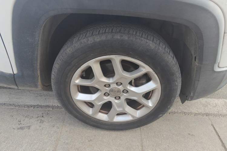 Used Jeep Renegade 2018 Connected Large Screen Version 180T Automatic High-Energy Edition Right Front Wheel Hub