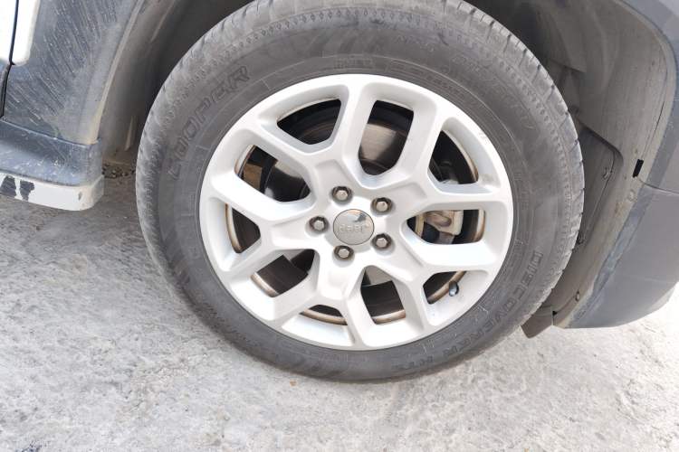 Used Jeep Renegade 2018 Connected Large Screen Version 180T Automatic Jingneng Version Right Front Wheel Hub
