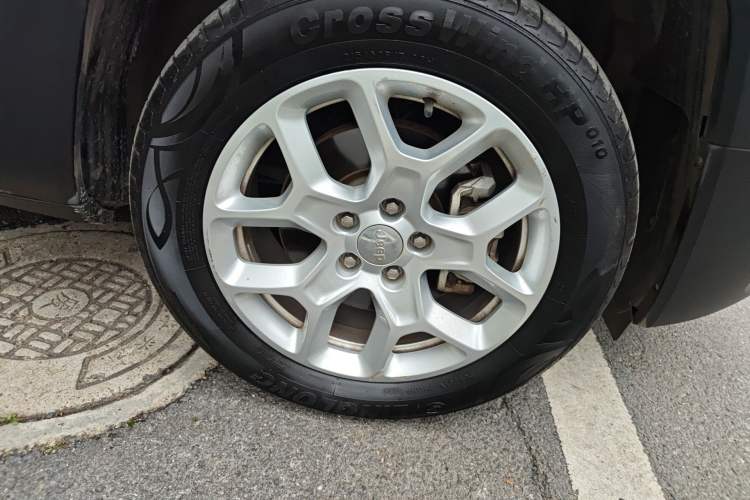 Used Jeep Renegade 2018 Connected Large Screen Version 180T Automatic High-Energy Edition Right Front Wheel Hub
