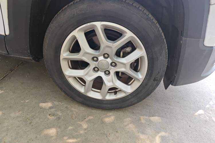 Used Jeep Renegade 2018 Connected Large Screen Version 180T Automatic High-Energy Edition Right Front Wheel Hub