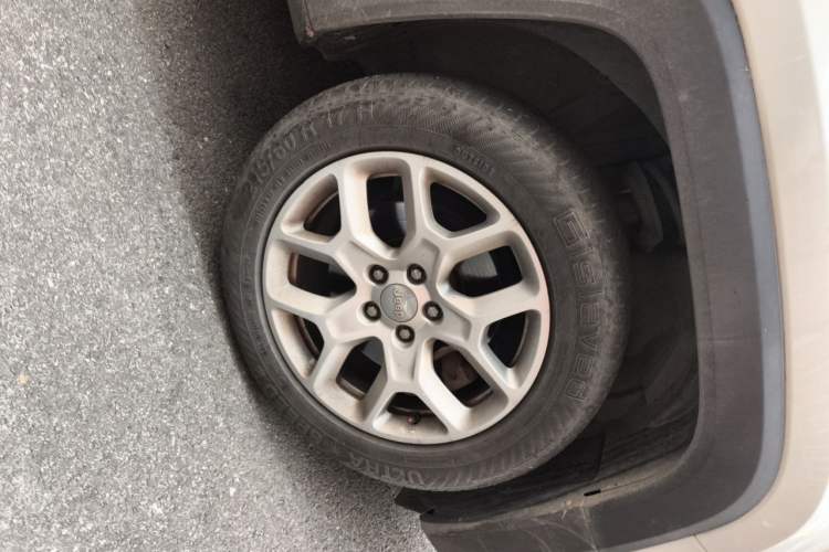 Used Jeep Renegade 2018 Connected Large Screen Version 180T Automatic High-Energy Edition Right Front Wheel Hub