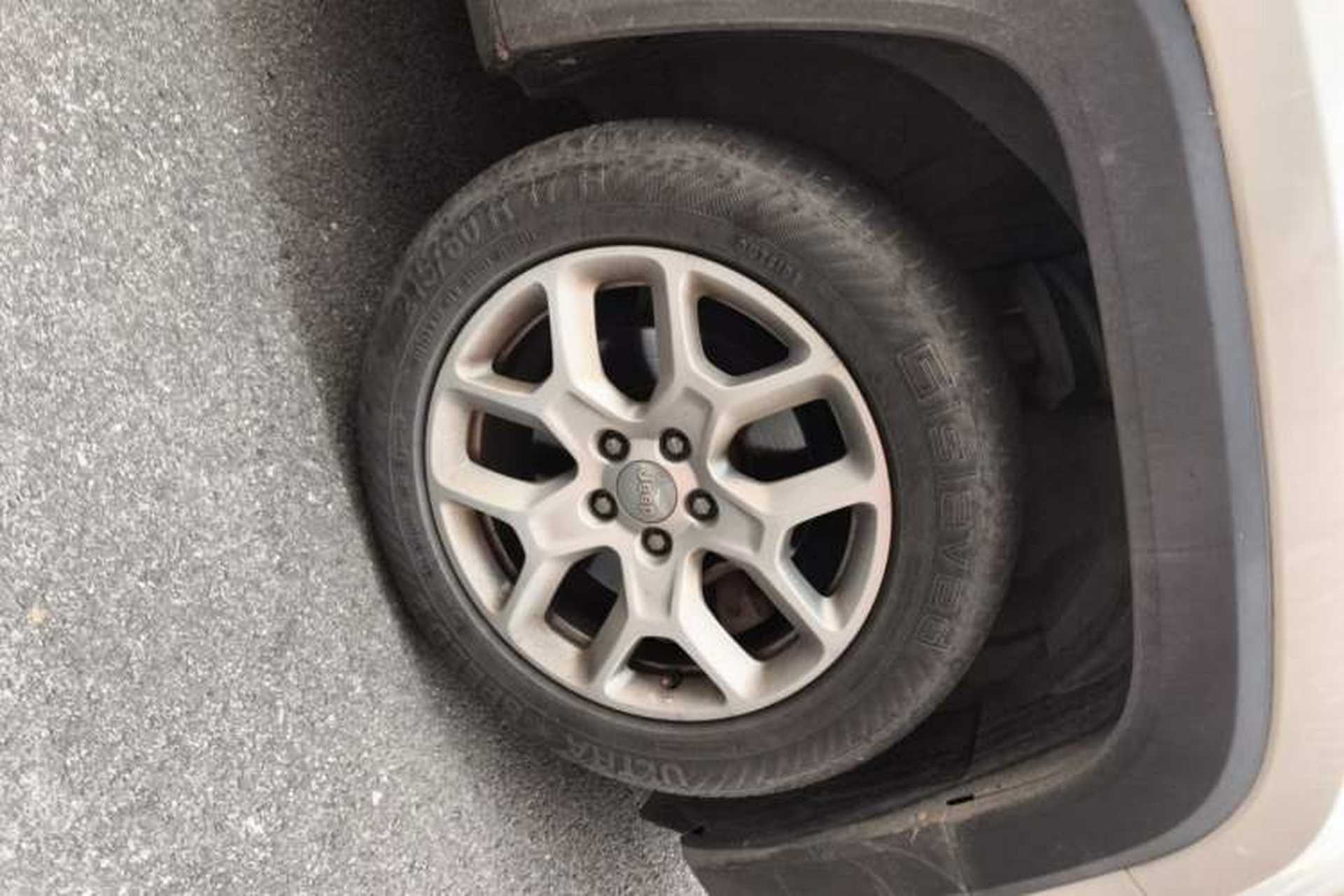 Used Jeep Renegade 2018 Connected Large Screen Version 180T Automatic High-Energy Edition Right Front Wheel Hub