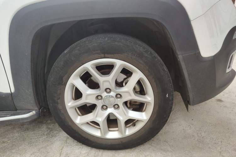 Used Jeep Renegade 2018 Connected Large Screen Version 180T Automatic Jingneng Version Right Front Wheel Hub