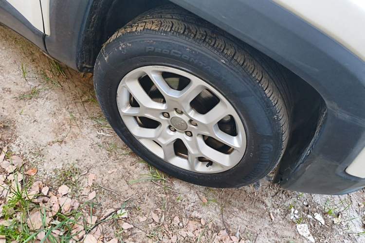 Used Jeep Renegade 2018 Connected Large Screen Version 180T Automatic Jingneng Version Right Front Wheel Hub