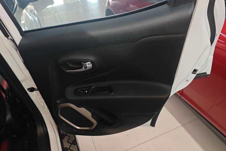 Used Jeep Renegade 2018 Connected Large Screen Version 180T Automatic High-Energy Edition Right Rear Door Interior