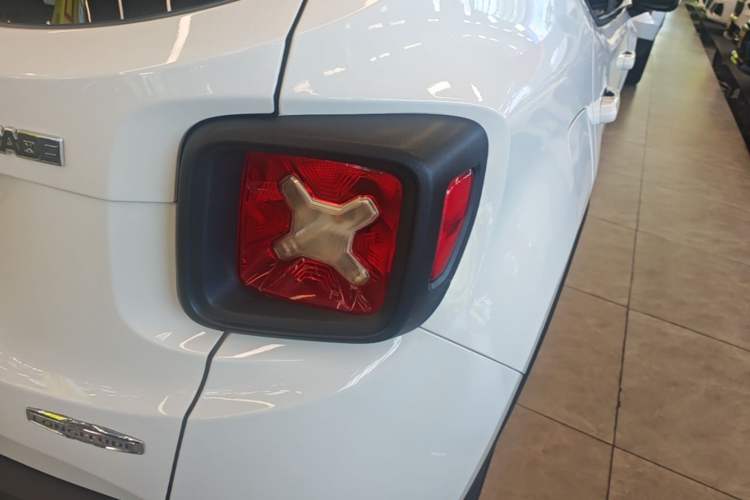 Used Jeep Renegade 2018 Connected Large Screen Version 180T Automatic High-Energy Edition Right Rear Taillight