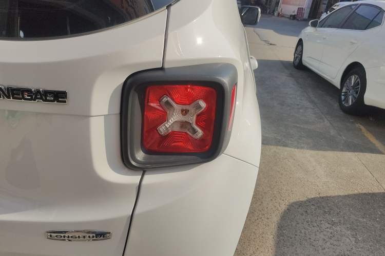Used Jeep Renegade 2018 Connected Large Screen Version 180T Automatic High-Energy Edition Right Rear Taillight