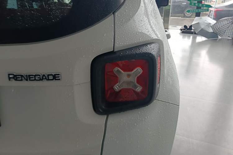 Used Jeep Renegade 2018 Connected Large Screen Version 180T Automatic Jingneng Version Right Rear Taillight