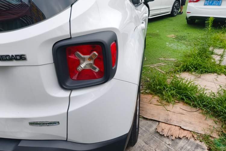 Used Jeep Renegade 2018 Connected Large Screen Version 180T Automatic High-Energy Edition Right Rear Taillight