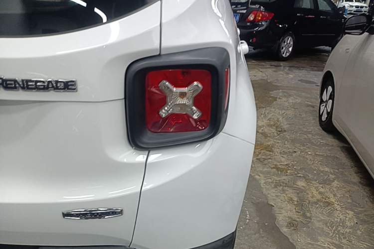 Used Jeep Renegade 2018 Connected Large Screen Version 180T Automatic Jingneng Version Right Rear Taillight