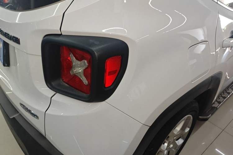 Used Jeep Renegade 2018 Connected Large Screen Version 180T Automatic High-Energy Edition Right Rear Taillight