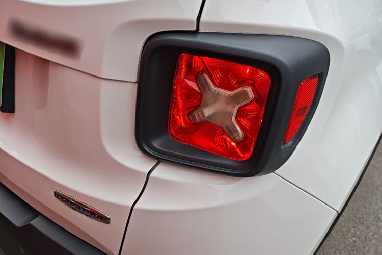 Used Jeep Renegade 2018 Connected Large Screen Version 180T Automatic High-Energy Edition Right Rear Taillight