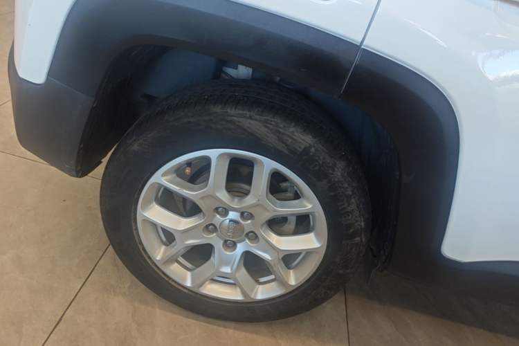 Used Jeep Renegade 2018 Connected Large Screen Version 180T Automatic High-Energy Edition Right Rear Wheel Hub