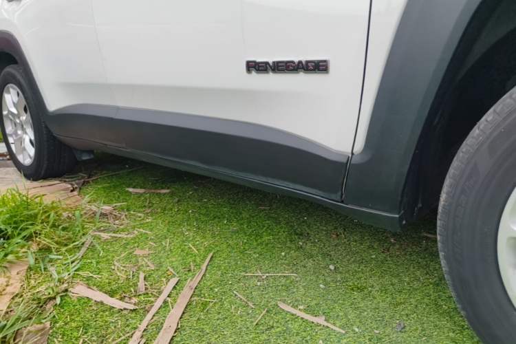 Used Jeep Renegade 2018 Connected Large Screen Version 180T Automatic High-Energy Edition Right Side Sill