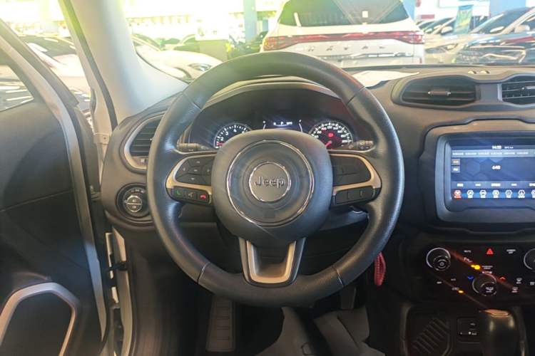 Used Jeep Renegade 2018 Connected Large Screen Version 180T Automatic High-Energy Edition Steering Wheel
