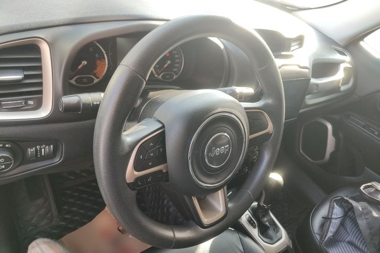 Used Jeep Renegade 2018 Connected Large Screen Version 180T Automatic High-Energy Edition Steering Wheel