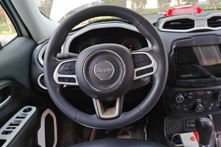 Used Jeep Renegade 2018 Connected Large Screen Version 180T Automatic High-Energy Edition Steering Wheel