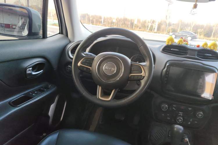 Used Jeep Renegade 2018 Connected Large Screen Version 180T Automatic Jingneng Version Steering Wheel