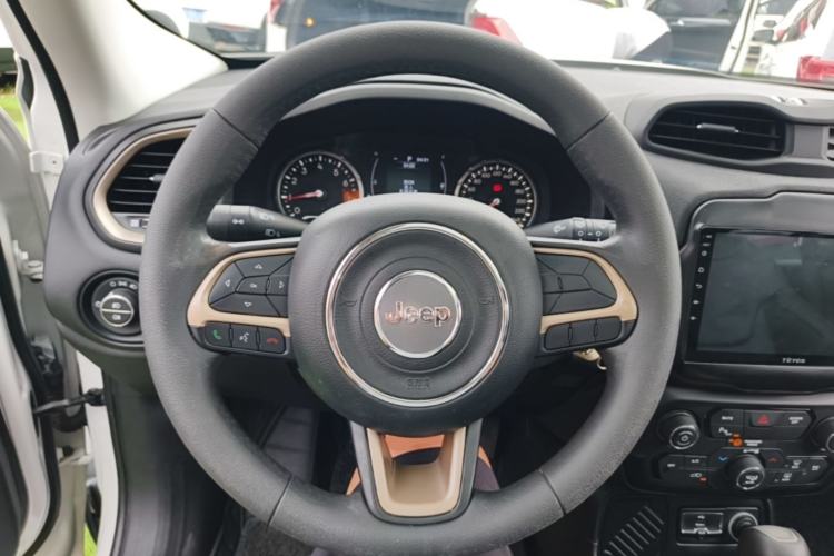 Used Jeep Renegade 2018 Connected Large Screen Version 180T Automatic High-Energy Edition Steering Wheel