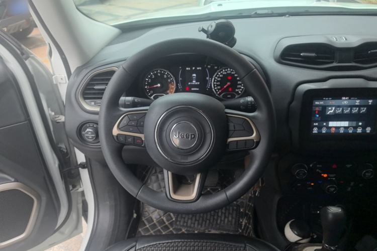 Used Jeep Renegade 2018 Connected Large Screen Version 180T Automatic High-Energy Edition Steering Wheel