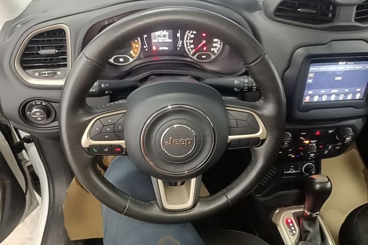 Used Jeep Renegade 2018 Connected Large Screen Version 180T Automatic Jingneng Version Steering Wheel