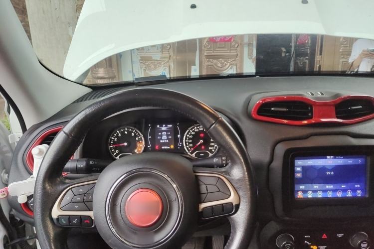 Used Jeep Renegade 2018 Connected Large Screen Version 180T Automatic Jingneng Version Steering Wheel