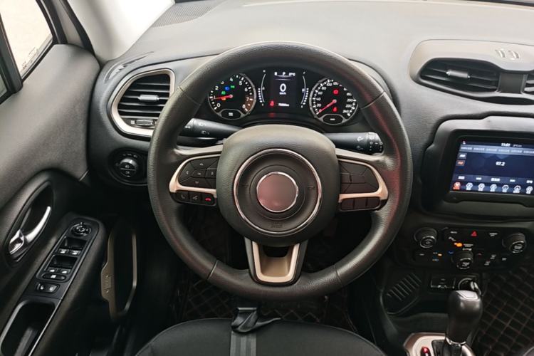 Used Jeep Renegade 2018 Connected Large Screen Version 180T Automatic High-Energy Edition Steering Wheel