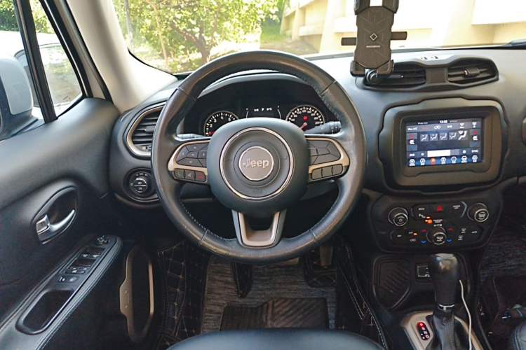 Used Jeep Renegade 2018 Connected Large Screen Version 180T Automatic Jingneng Version Steering Wheel