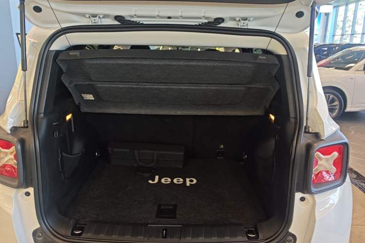 Used Jeep Renegade 2018 Connected Large Screen Version 180T Automatic High-Energy Edition Trunk