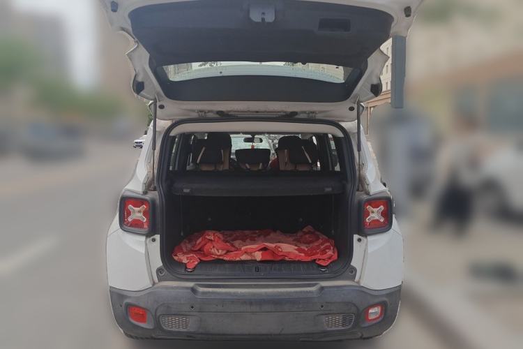 Used Jeep Renegade 2018 Connected Large Screen Version 180T Automatic High-Energy Edition Trunk