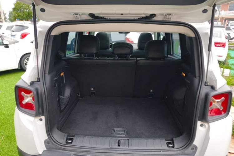 Used Jeep Renegade 2018 Connected Large Screen Version 180T Automatic High-Energy Edition Trunk