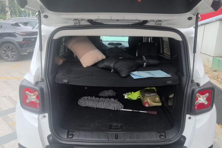 Used Jeep Renegade 2018 Connected Large Screen Version 180T Automatic High-Energy Edition Trunk