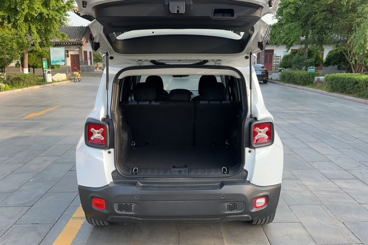 Used Jeep Renegade 2018 Connected Large Screen Version 180T Automatic High-Energy Edition Trunk