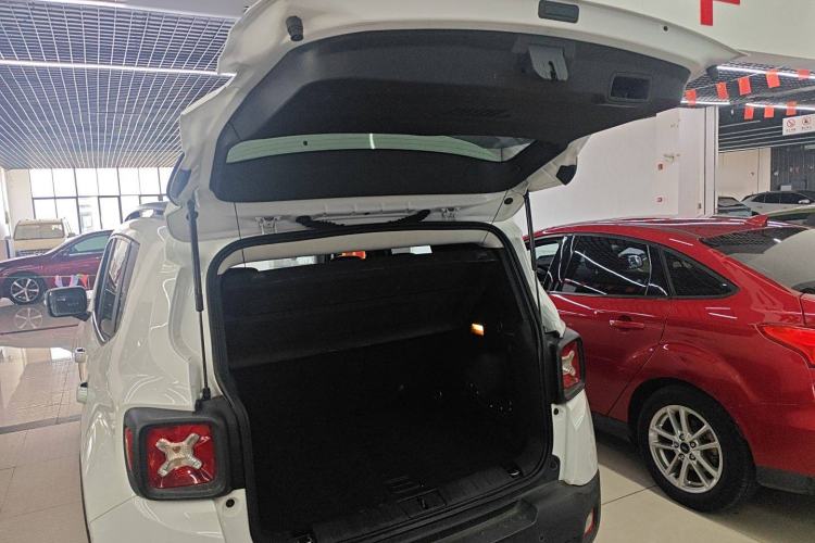 Used Jeep Renegade 2018 Connected Large Screen Version 180T Automatic High-Energy Edition Trunk